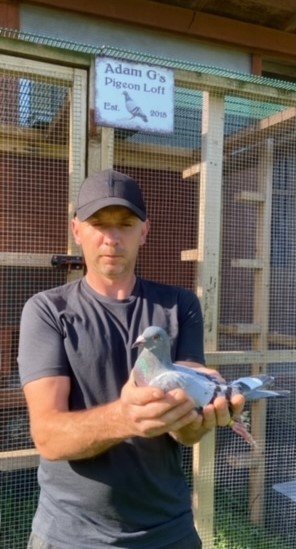 Adam Golicki holding his fed winner see Angus Fed text.JPEG